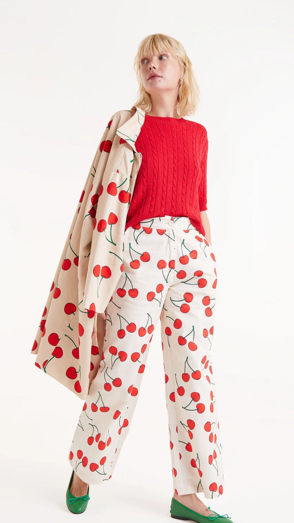 Pantalón recto estampado de cerezas