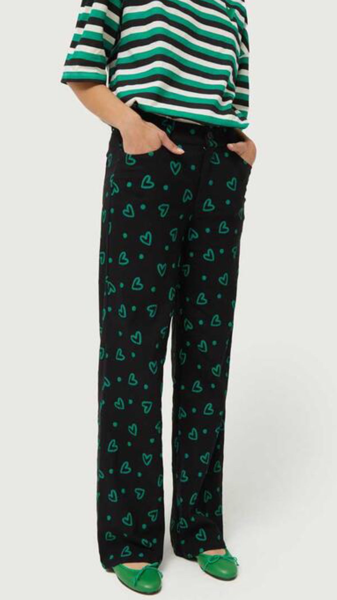 Pantalón recto con estampado de corazones verdes