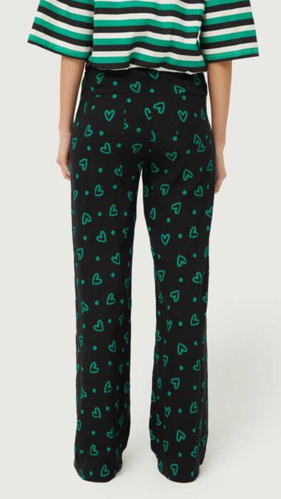 Pantalón recto con estampado de corazones verdes