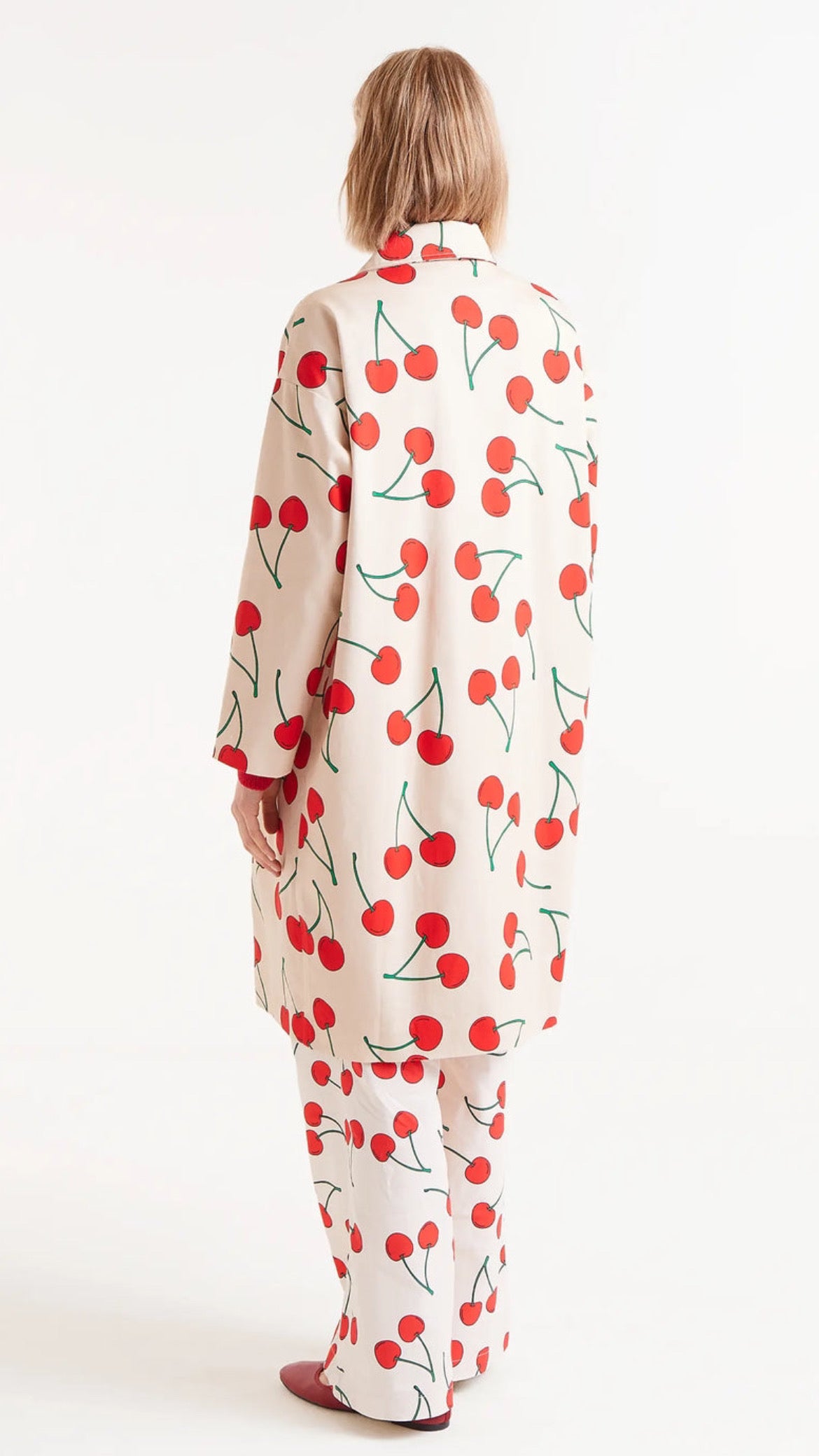 Gabardina con estampado de cerezas