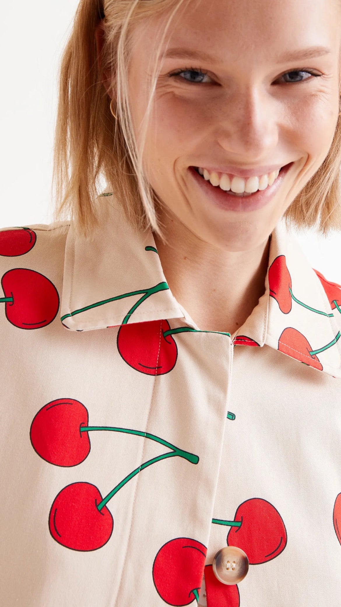 Gabardina con estampado de cerezas