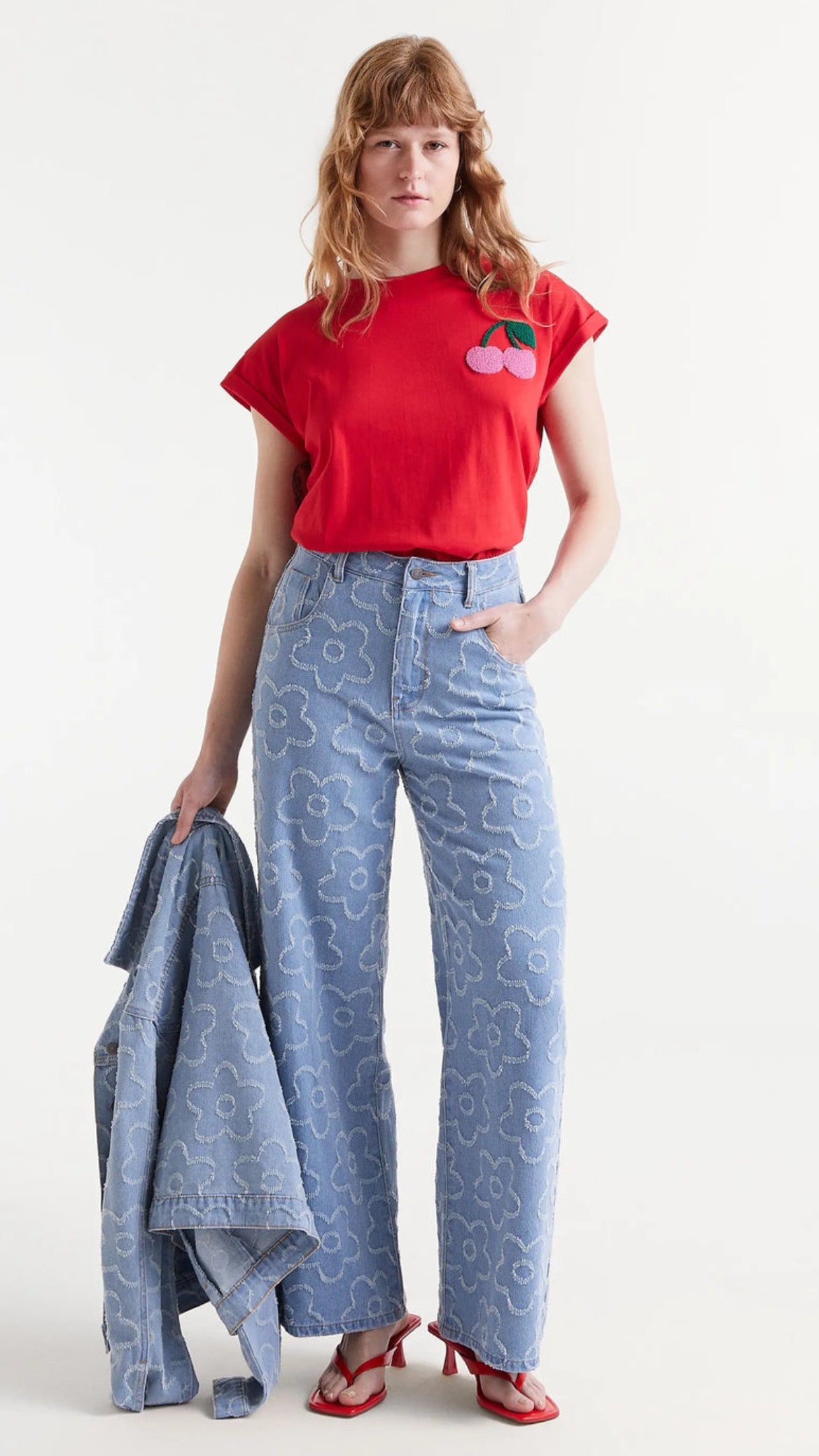 Jeans vaqueros con flores tejidas