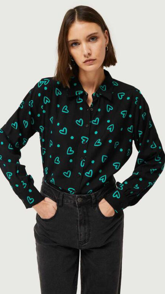 Camisa con estampado de corazones verdes