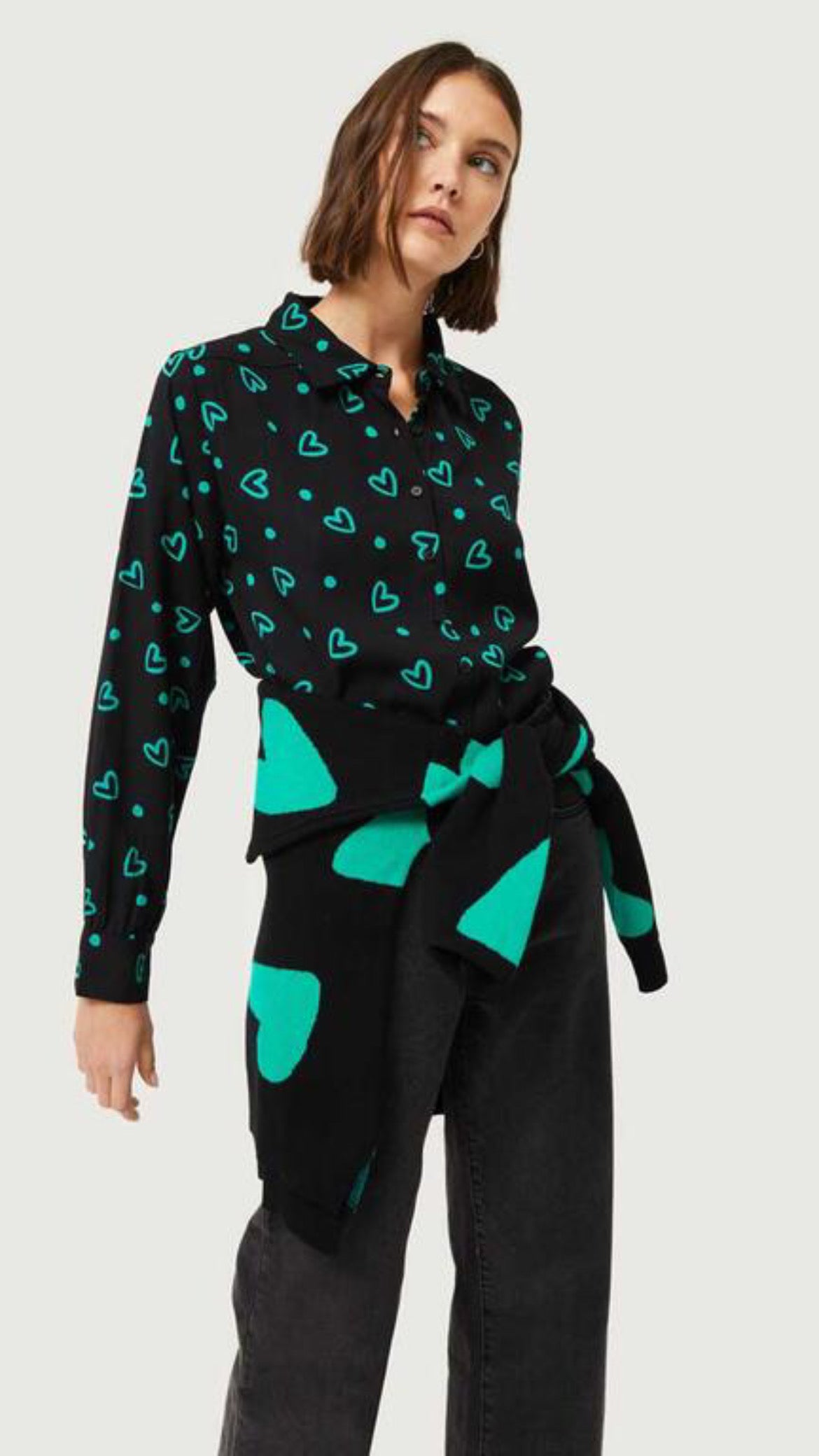 Camisa con estampado de corazones verdes