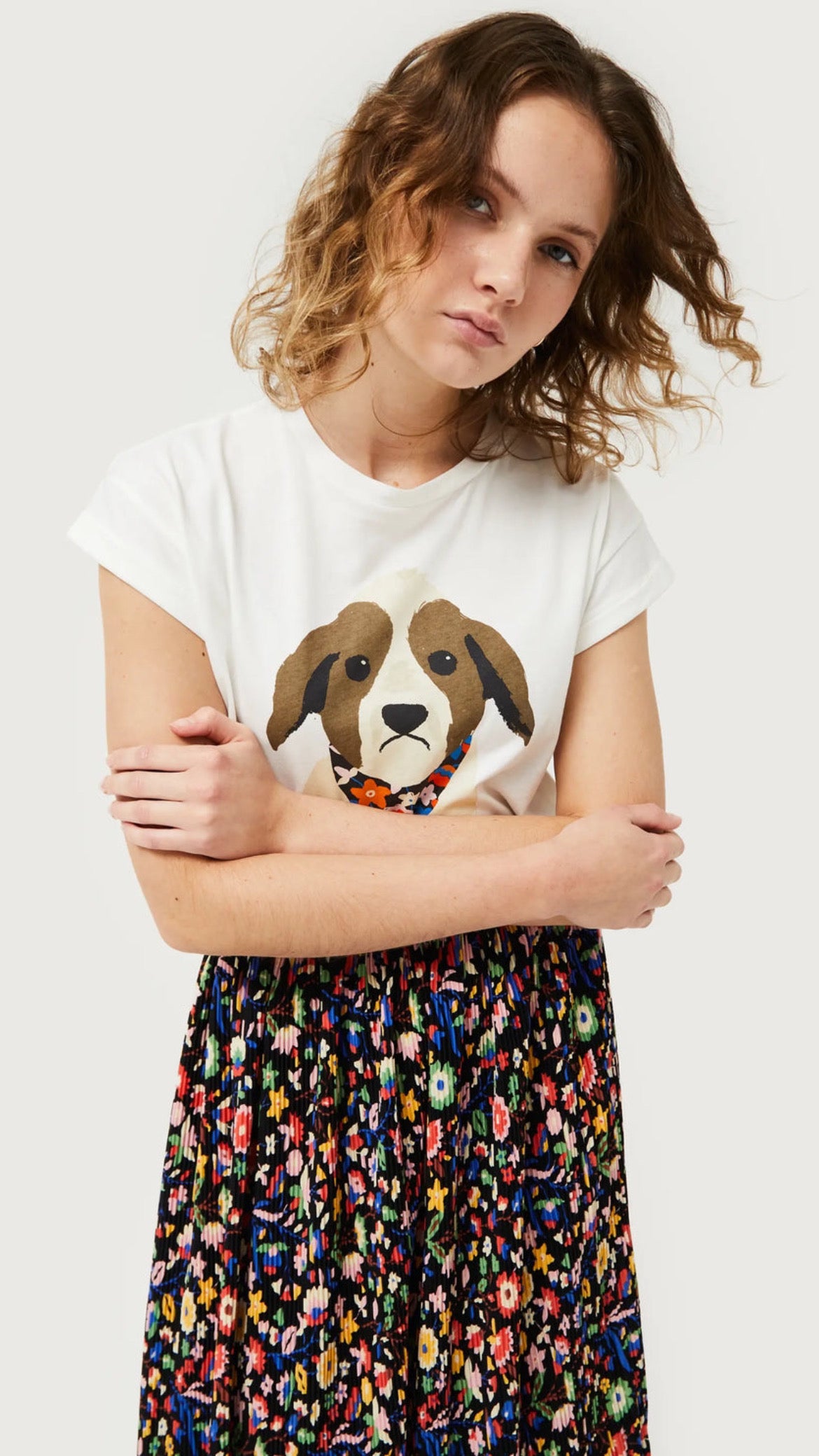 Camiseta con print de perro estampado floral