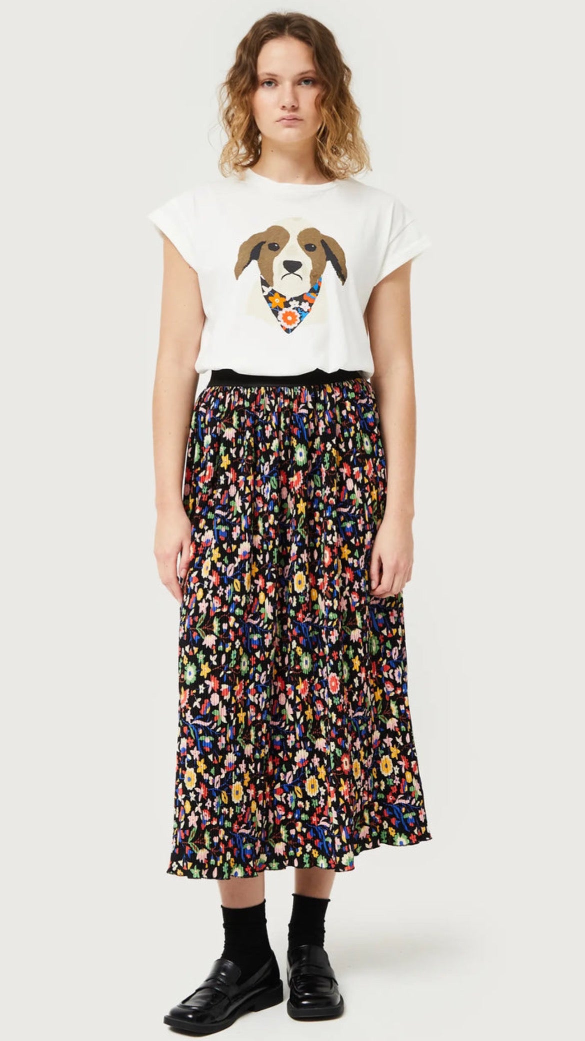 Camiseta con print de perro estampado floral