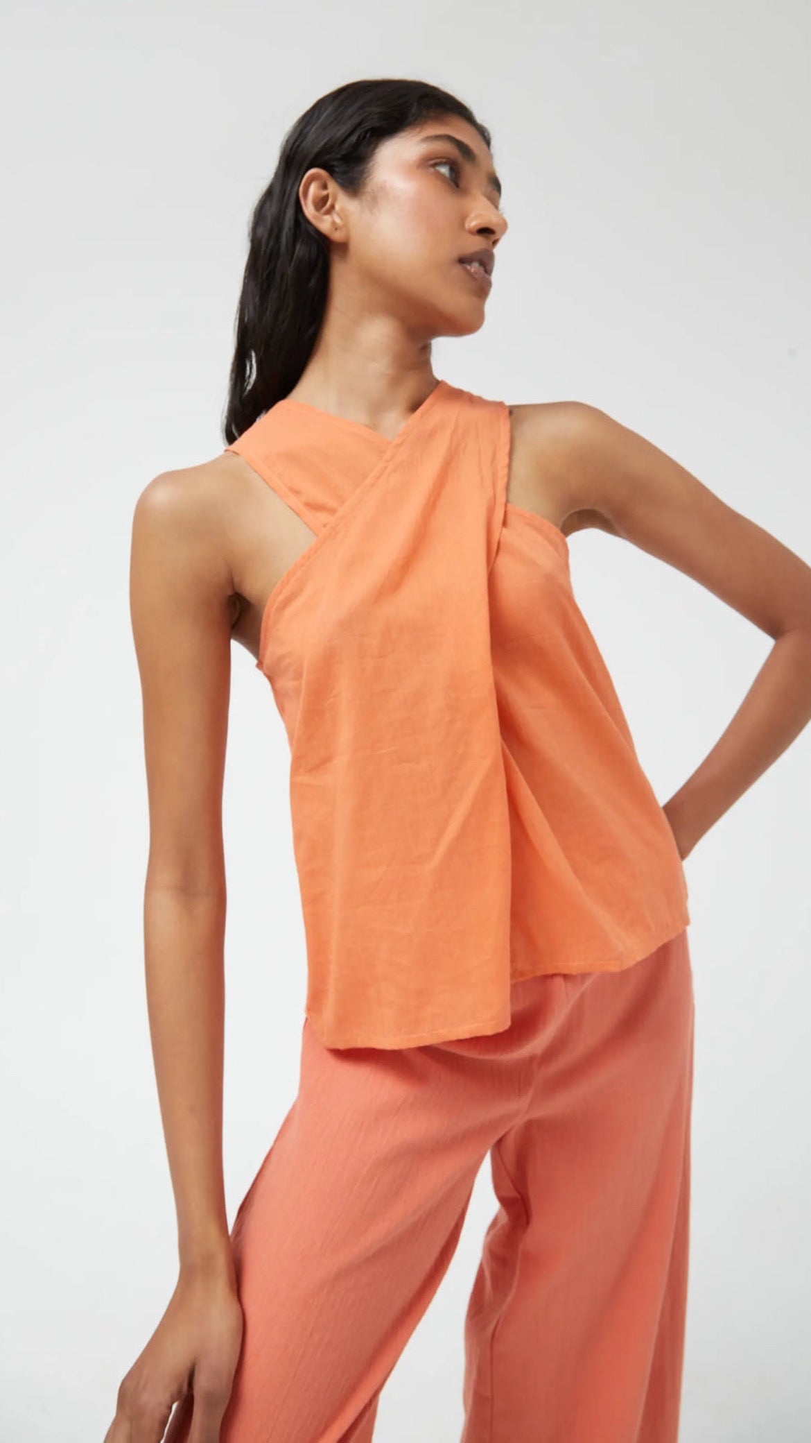 Top halter fluido naranja