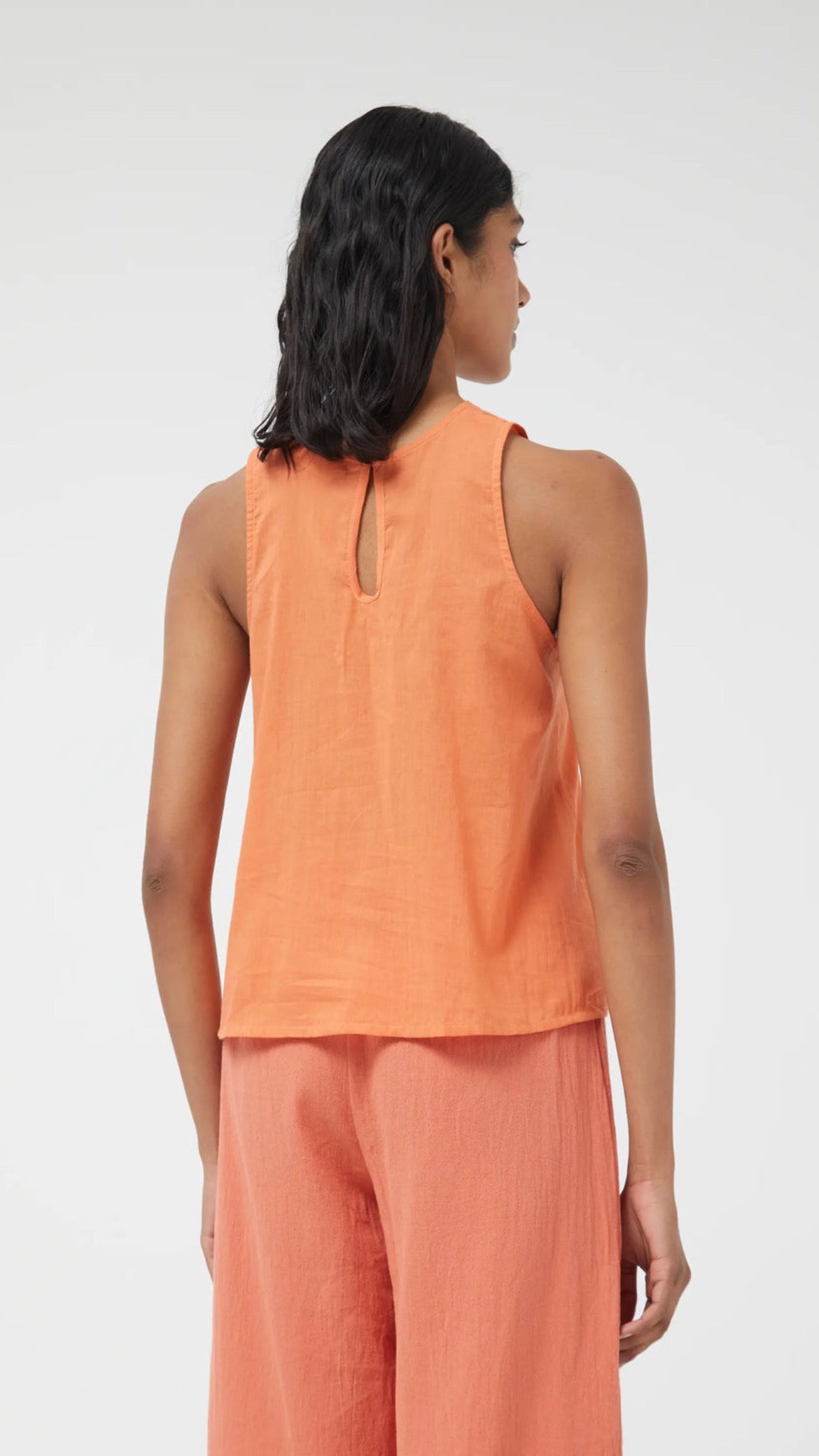 Top halter fluido naranja